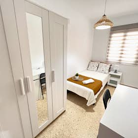 Private room for rent for €300 per month in Valencia, Avinguda de la Constitució