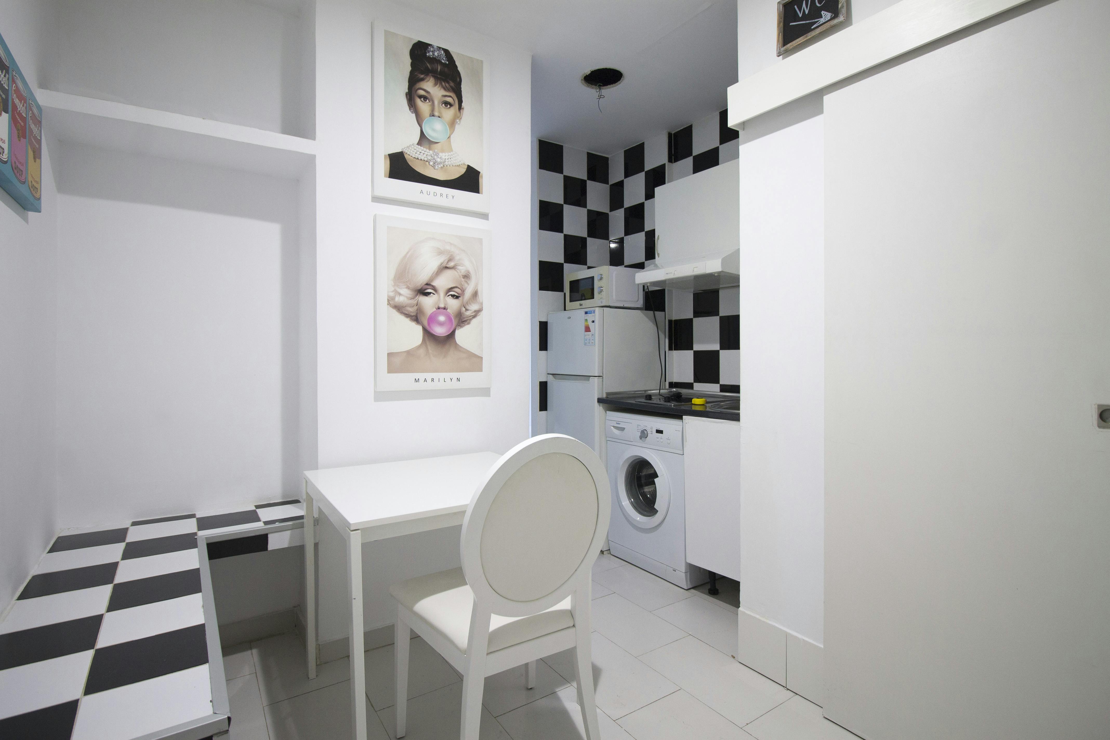 Studio for rent for €800 per month in Madrid, Calle de Antonio Zamora