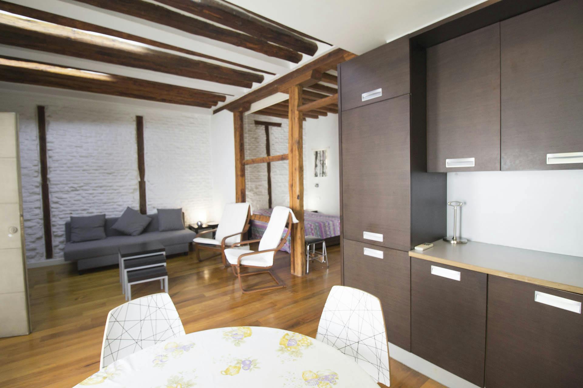 Studio for rent for €1,450 per month in Madrid, Calle de las Huertas