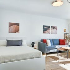 Studio for rent for €1,150 per month in Düsseldorf, Arnold-Schönberg-Straße