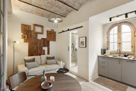 Apartment for rent for €2,938 per month in Barcelona, Carrer del Rosselló