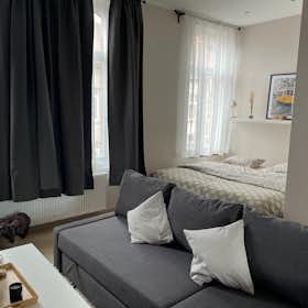 Apartment for rent for €1,700 per month in Ixelles, Rue Eugène Cattoir