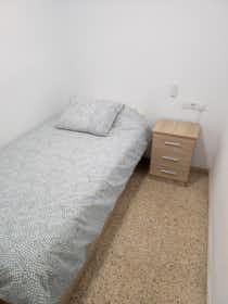 Private room for rent for €350 per month in Burjassot, Carrer Isaac Peral