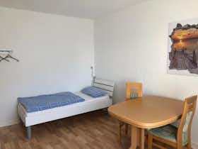 Apartment for rent for €1,200 per month in Hannover, Wismarer Straße