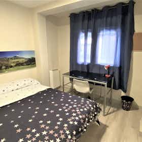 Private room for rent for €465 per month in Granada, Calle Doctor Vaca Castro
