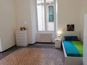 Отдельная комната сдается в аренду за 480 € в месяц в Genoa, Via Caffaro