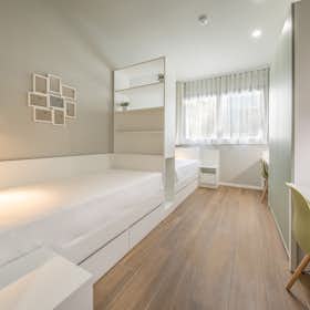 Shared room for rent for €890 per month in Barcelona, Carrer de Sèneca