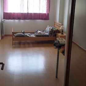 Отдельная комната сдается в аренду за 500 € в месяц в Alenquer, Beco do Poço