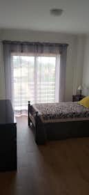 Отдельная комната сдается в аренду за 450 € в месяц в Alenquer, Beco do Poço