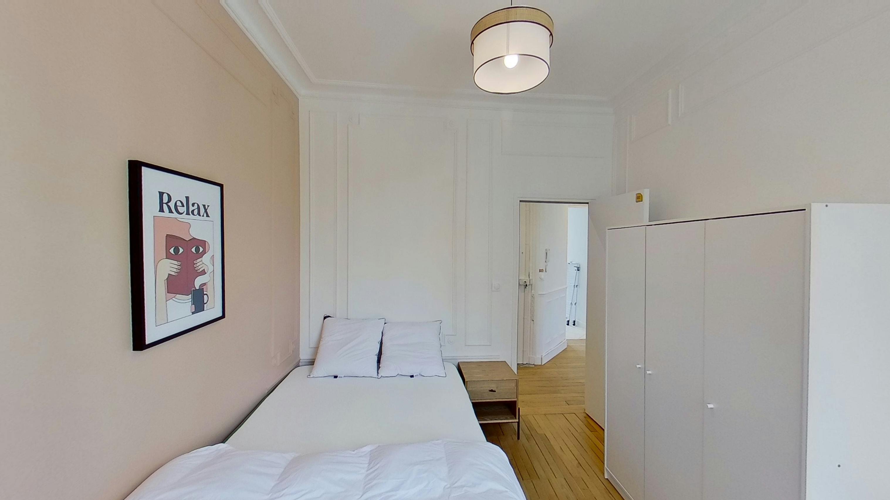 Private room for rent for €1,107 per month in Paris, Rue des Poissonniers
