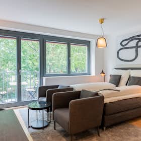 Apartment for rent for €1,890 per month in Berlin, Mariannenplatz