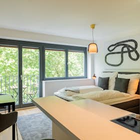 Apartment for rent for €1,790 per month in Berlin, Mariannenplatz