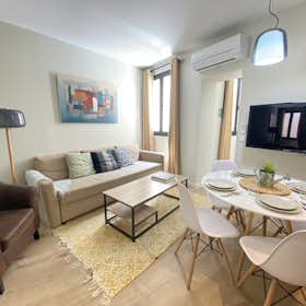 Apartment for rent for €2,170 per month in Madrid, Calle de Toledo