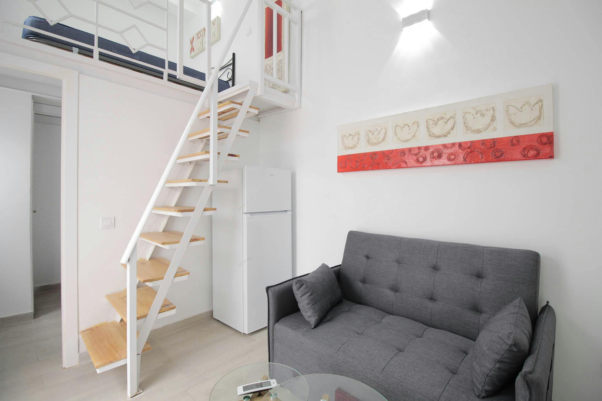 Apartment for rent for €900 per month in Madrid, Calle de Santoña