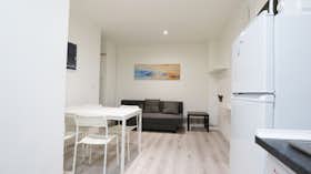 Apartment for rent for €1,100 per month in Madrid, Calle de San Bernardo