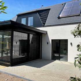 House for rent for €3,500 per month in Henstedt-Ulzburg, Moorland