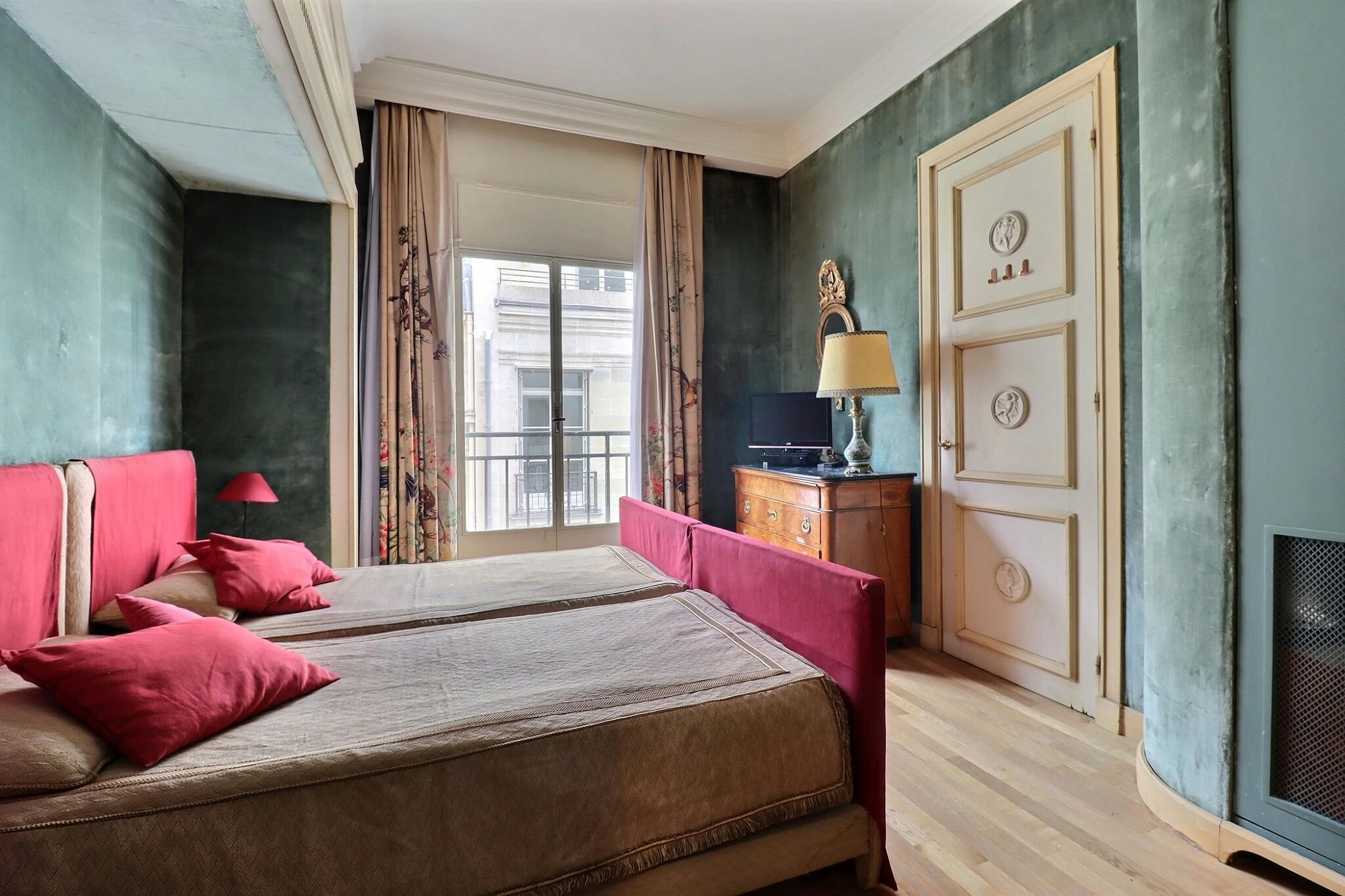 Avenue Matignon, Paris preview