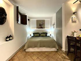 单间公寓 正在以 €4,500 的月租出租，其位于 Taormina, Vico Caio Verre