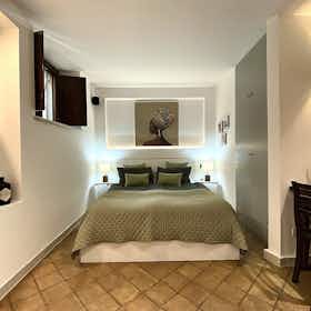 单间公寓 正在以 €4,500 的月租出租，其位于 Taormina, Vico Caio Verre