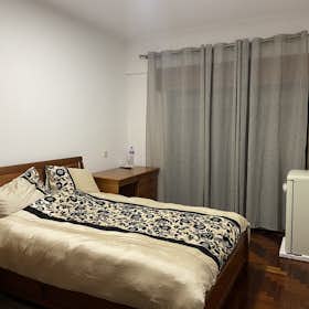 Private room for rent for €450 per month in Sintra, Rua Mário Sá Carneiro