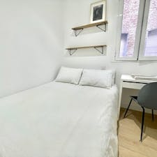 Private room for rent for €525 per month in Madrid, Calle Francos Rodríguez
