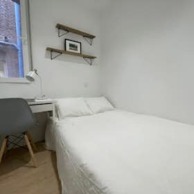 Private room for rent for €580 per month in Madrid, Calle Francos Rodríguez