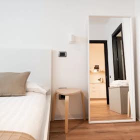Apartment for rent for €2,000 per month in Milan, Via Giacomo Watt