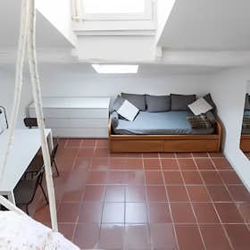 Studio for rent for €1,100 per month in Milan, Viale Bligny