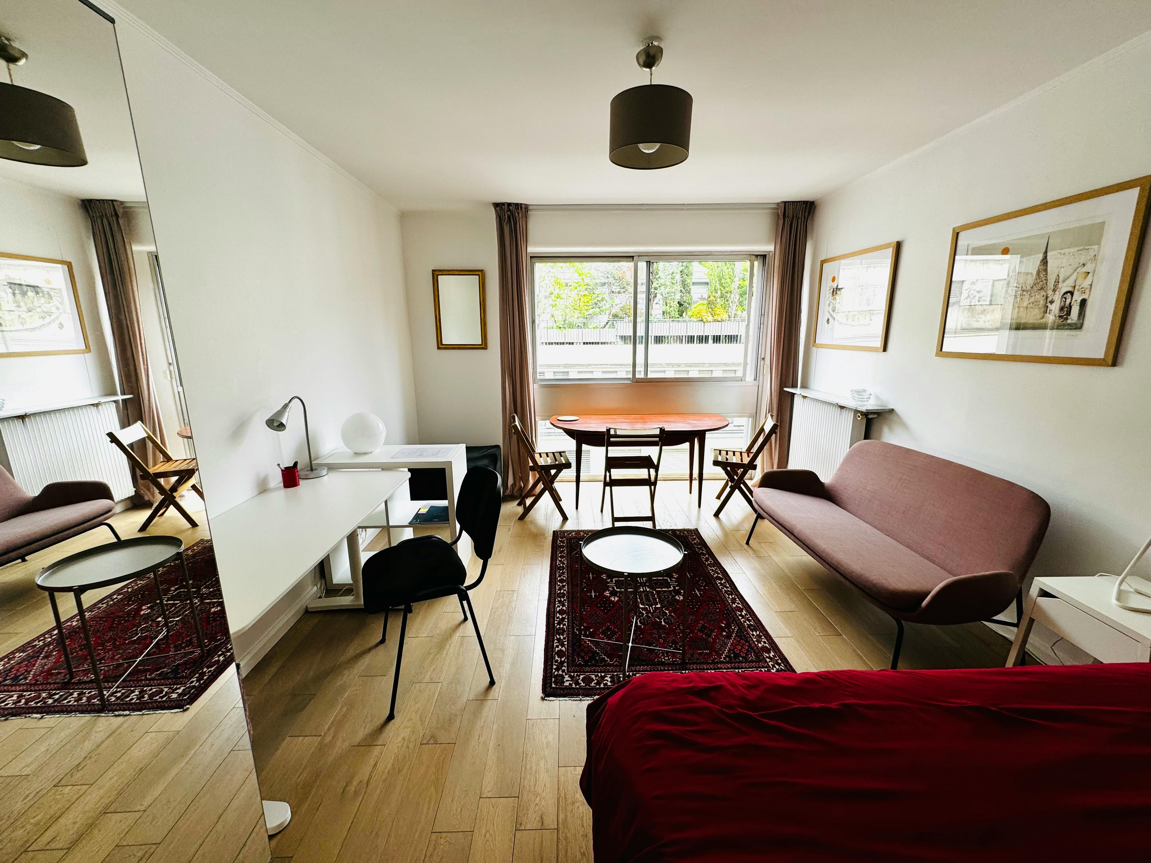 Studio for rent for €1,300 per month in Paris, Rue Vaneau