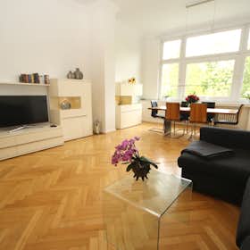 Apartment for rent for €2,500 per month in Düsseldorf, Lindemannstraße
