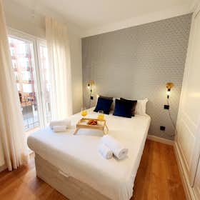 Apartment for rent for €2,715 per month in Madrid, Calle de Saavedra Fajardo