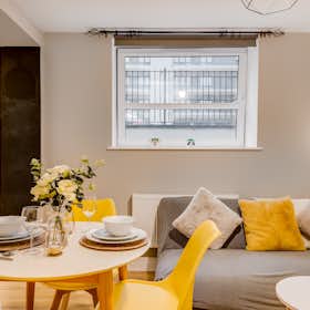 公寓 正在以 £2,800 的月租出租，其位于 Stevenage, Swingate