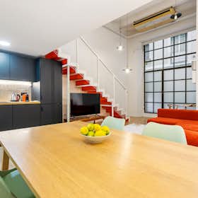 Apartment for rent for €2,300 per month in Barcelona, Carrer de l'Aurora
