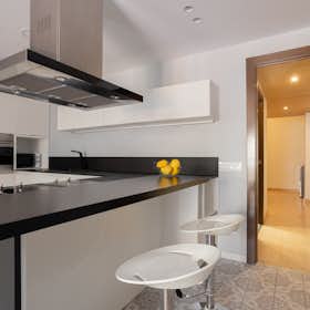 Apartment for rent for €2,900 per month in Barcelona, Carrer d'Alí bei