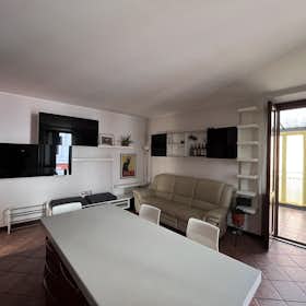 公寓 正在以 €1,700 的月租出租，其位于 Milan, Via Monte Peralba