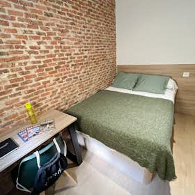 Private room for rent for €555 per month in Madrid, Calle de María Bosch