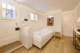 单间公寓 正在以 €1,450 的月租出租，其位于 Florence, Via del Giardino Serristori