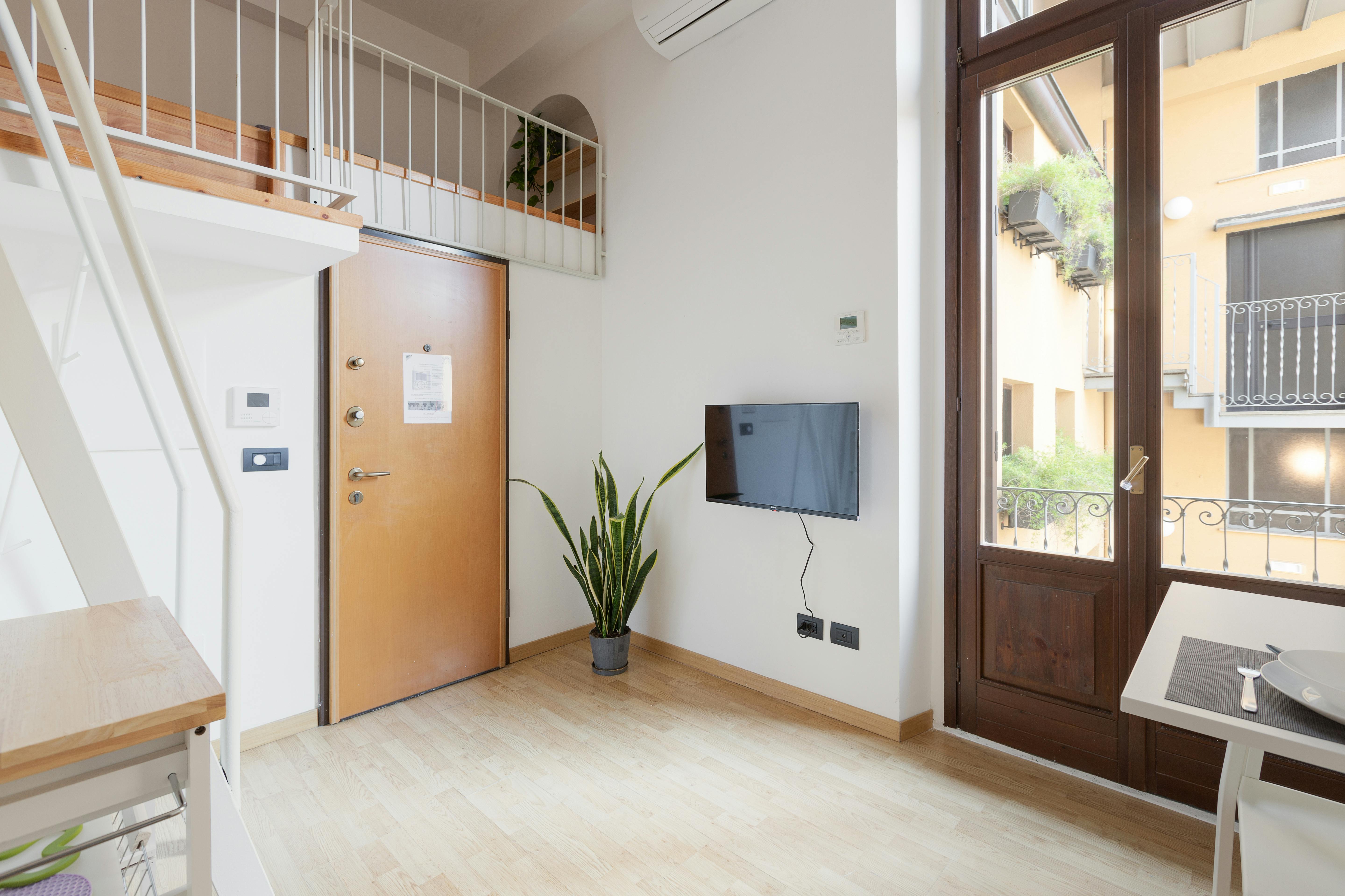 Studio for rent for €1,400 per month in Milan, Corso Magenta