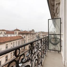 Studio for rent for €1,800 per month in Milan, Corso Magenta