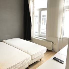 Studio for rent for €700 per month in Brussels, Rue des Commerçants