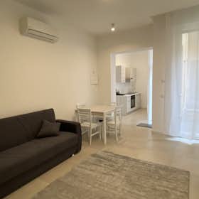 Apartment for rent for €2,050 per month in Milan, Viale Giovanni da Cermenate