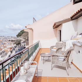 Apartment for rent for €1,800 per month in Lisbon, Calçada do Monte