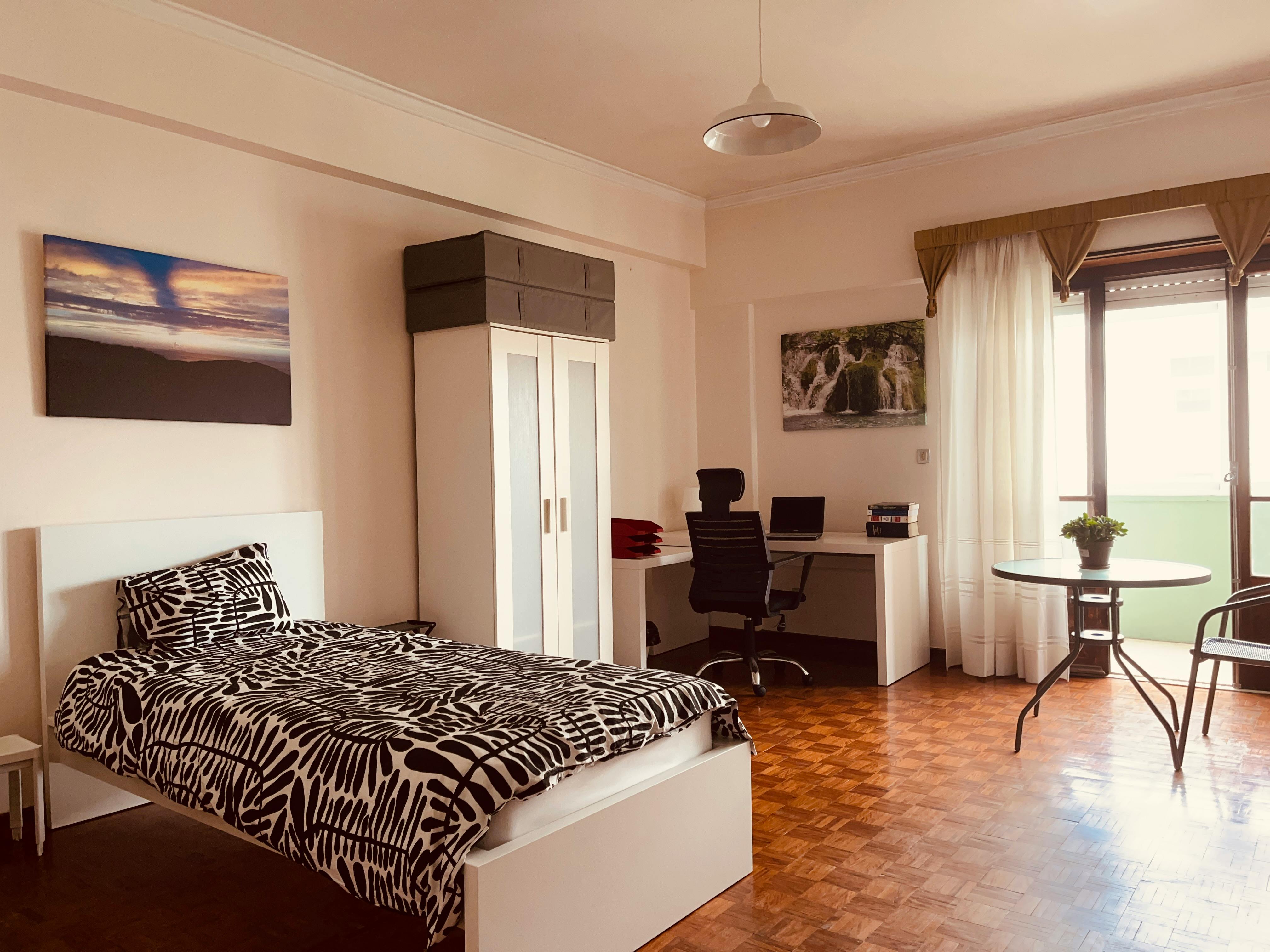 WG-Zimmer zu mieten für 570 € pro Monat in Lisbon, Rua Cidade de Cádiz