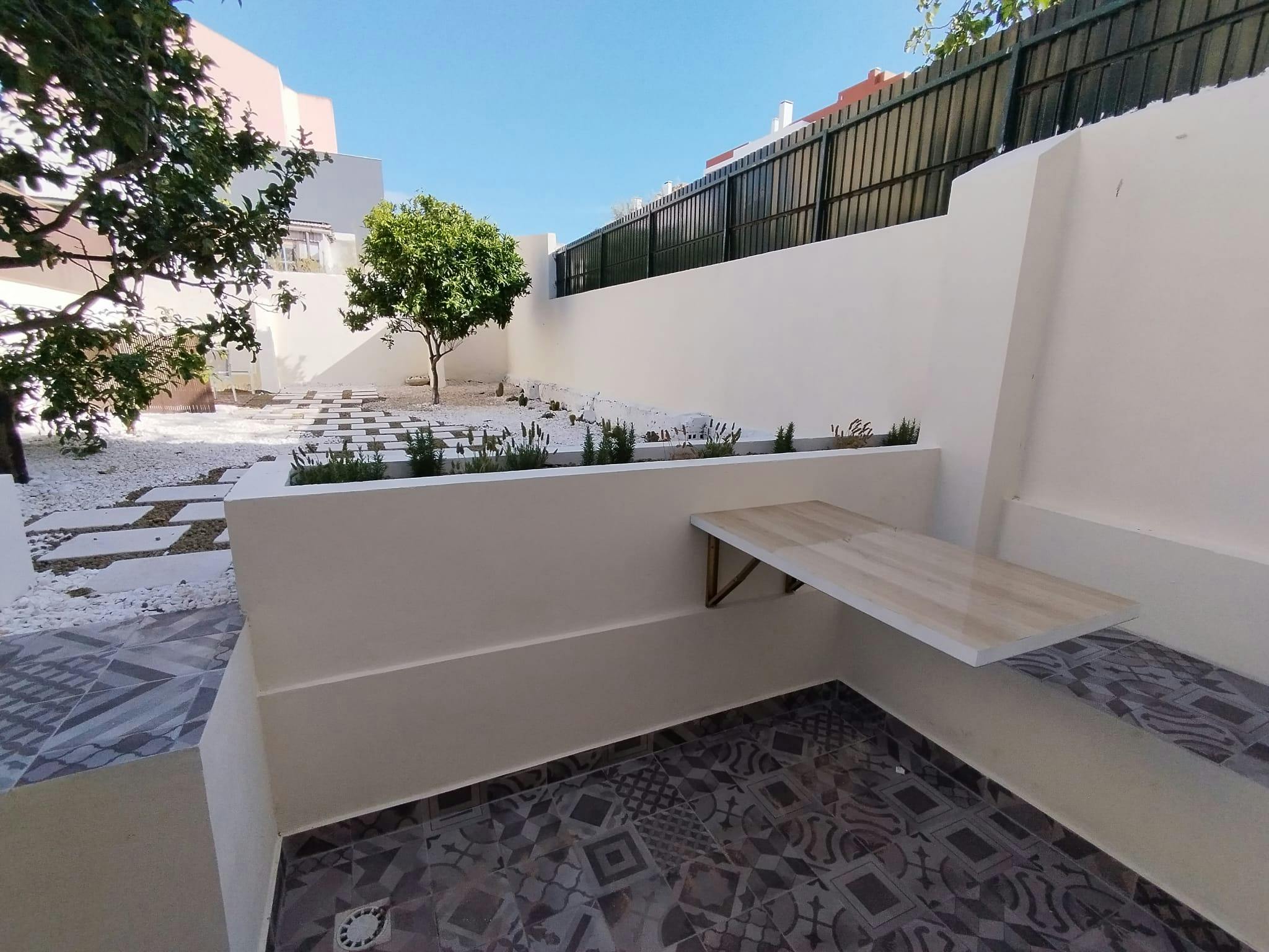 公寓 正在以 €1,080 的月租出租，其位于 Barreiro, Rua Almirante Reis