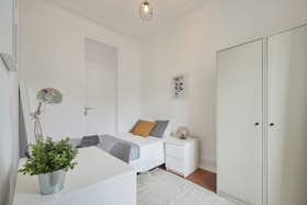 Apartamento para alugar por € 700 por mês em Lisbon, Rua Gonçalves Crespo