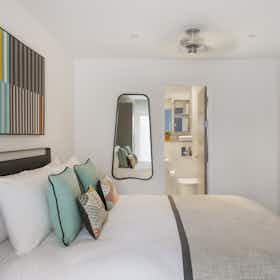 单间公寓 正在以 £2,790 的月租出租，其位于 Brighton, Queen Square