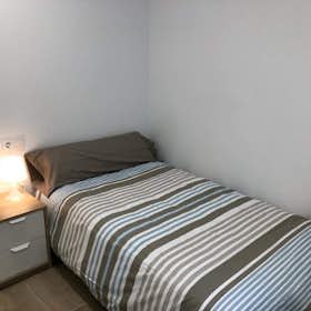 Private room for rent for €525 per month in Madrid, Calle de la Cabeza