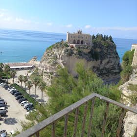 Apartment for rent for €9,600 per month in Tropea, Via Abate Sergio