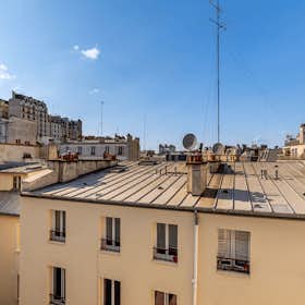 Apartment for rent for €2,046 per month in Paris, Rue Ramey