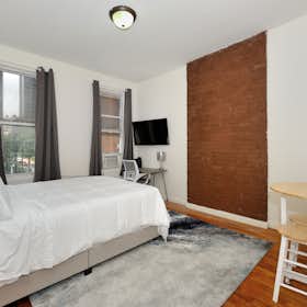 单间公寓 正在以 $17,001 的月租出租，其位于 New York City, East 92nd Street